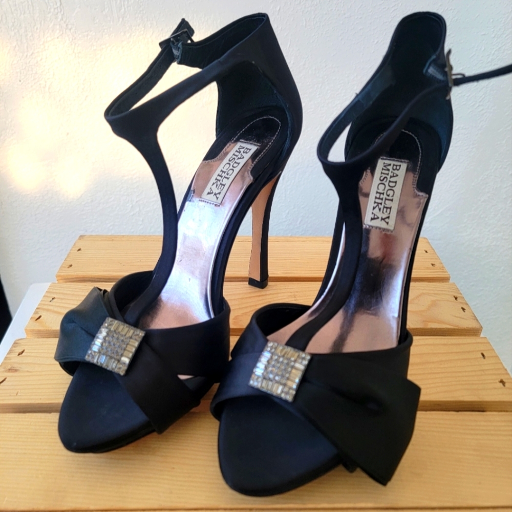 BADGLEY MISCHKA Black Satin SHAW T Strap Rhinestone Sandal 7.5